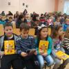 Ученици от СОУ "Л. Каравелов" с най-новата книга на Милена Терзийска, Видин